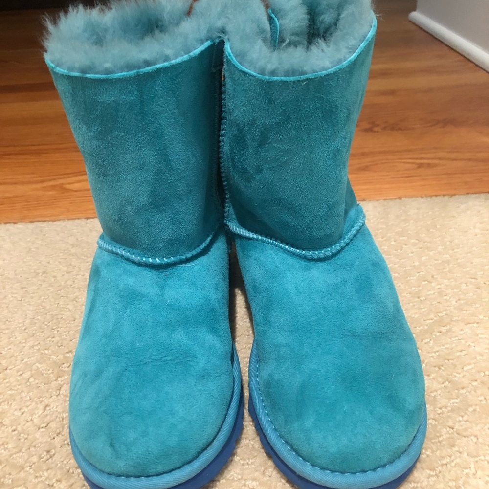Girls blue ugg boots with blue bows on the back